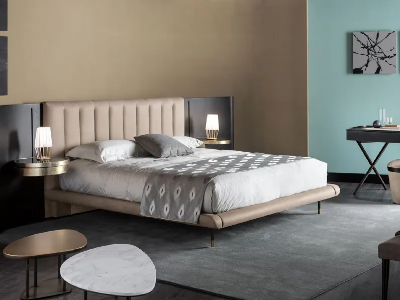 Letto con testiera in legno e pelle Mirage di Cantori