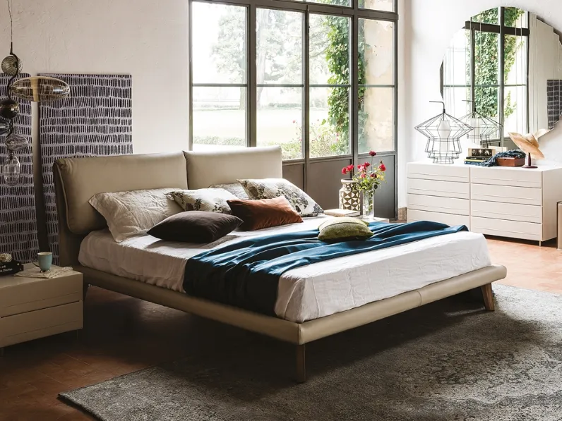 Letto imbottito con testiera Adam di Cattelan Italia