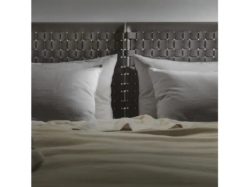 Letto con testiera in cuoio intrecciato Cestone di Flexform