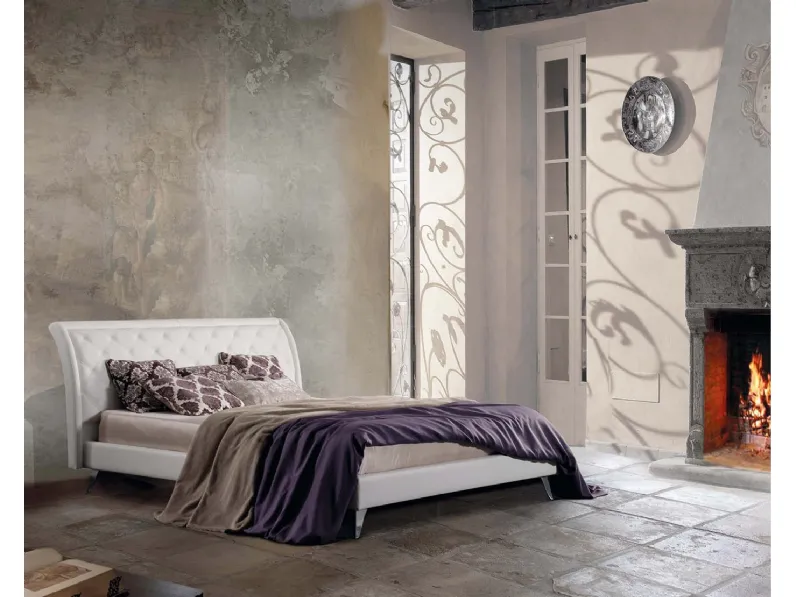 Letto in tessuto con testiera trapuntata in lavorazione capitonné Charme di Lettissimi