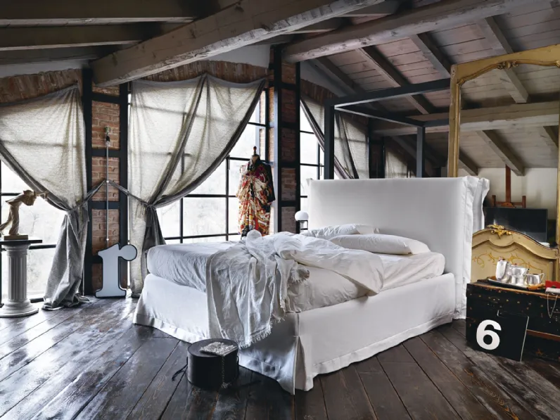 Letto Chloè in camera da letto con pavimento in legno