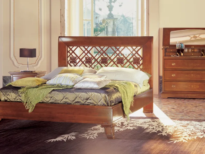 Letto in legno con testiera intagliata Ciliegio di Le Fablier