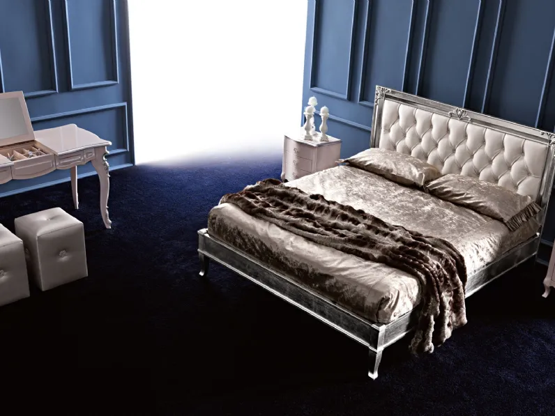 Letto in legno intagliato con testiera in tessuto Clara di Cortezari