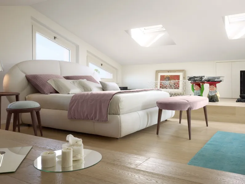 Letto in tessuto imbottito con testiera Baloon di Volpi
