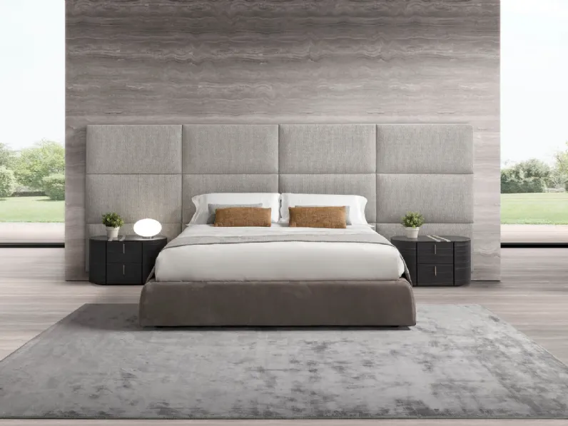 Letto con testiera Boiserie in tessuto trapuntato con giroletto rivestito in pelle Nabuk di Conte