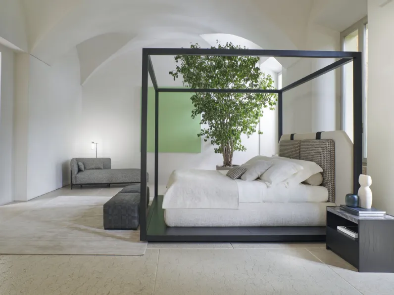 Letto in tessuto imbottito con testiera Karl di Conte