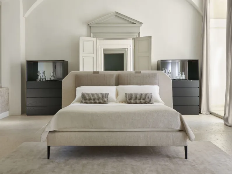 Letto in tessuto imbottito con testiera Karl di Conte