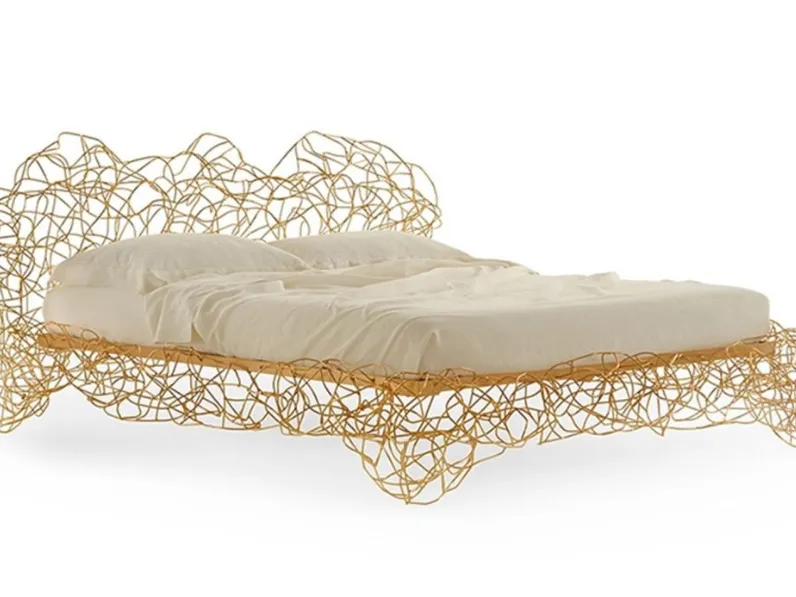 Letto di design composto da un intreccio irregolare di filo d’acciaio e oro Corallo Bed di Edra