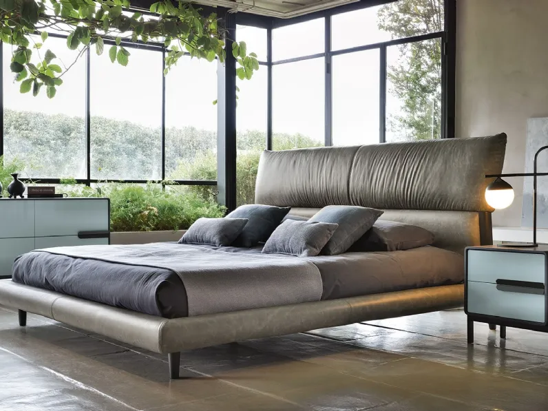 Letto in pelle dal design minimale ed essenziale con testiera imbottita Herman di Cortezari