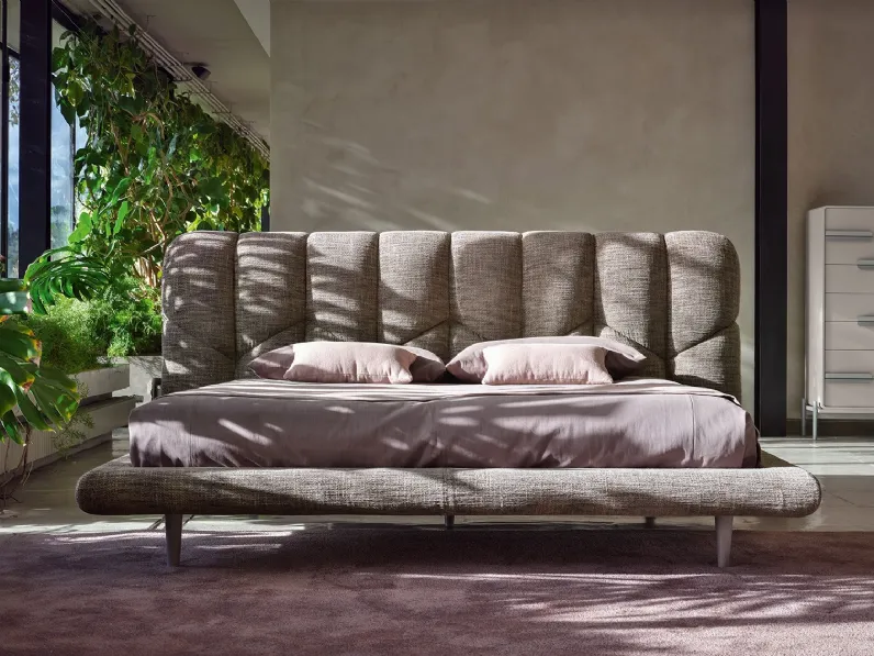 Letto in tessuto con testiera imbottita e trapuntata Minou di Cortezari