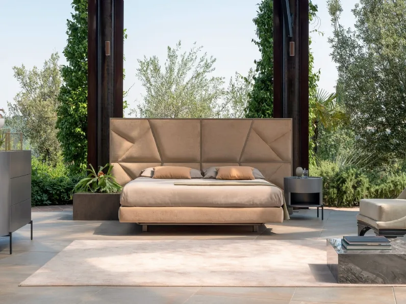 Letto in tessuto con testiera importante decorata con disegni geometrici creati con linee in metallo Mondrian Slim di Cortezari