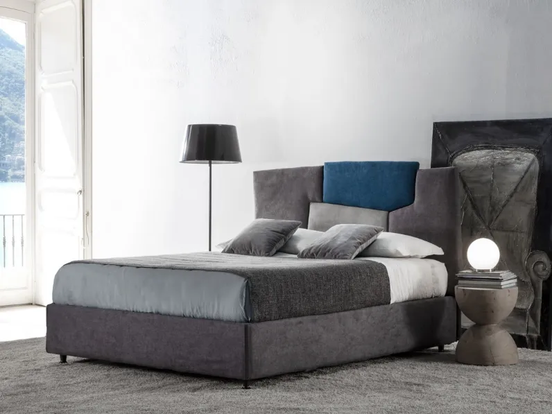 Letto con box contenitore e testiera formata da un mix di forme e colori Bristol di Crippa Salotti