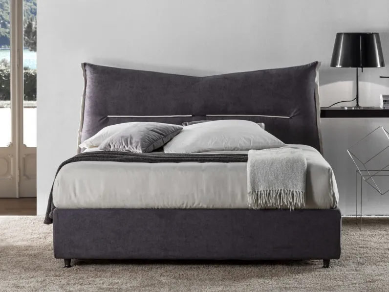 Letto con testiera in tessuto con cordoncino centrale a contrasto River di Crippa Salotti