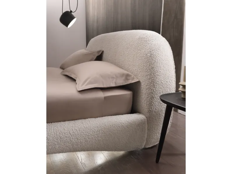 Letto con in tessuto con testiera Designer Curvy di Altrenotti