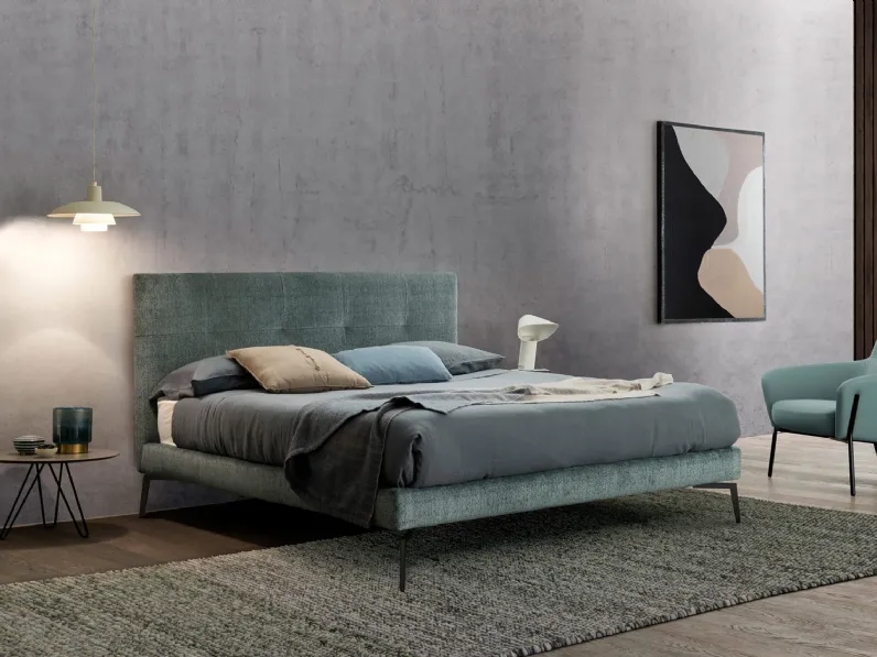Letto matrimoniale senza tempo, in tessuto con testiera impunturata Tania di DHome