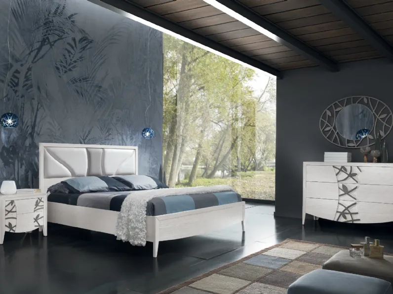 Letto in legno di frassino con testiera imbottita in ecopelle Divina di Euromobili