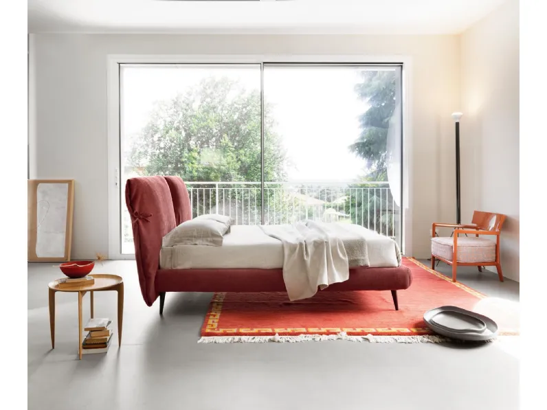 Letto imbottito Eden Advance con fiocchi sulla testiera in tessuto di Noctis