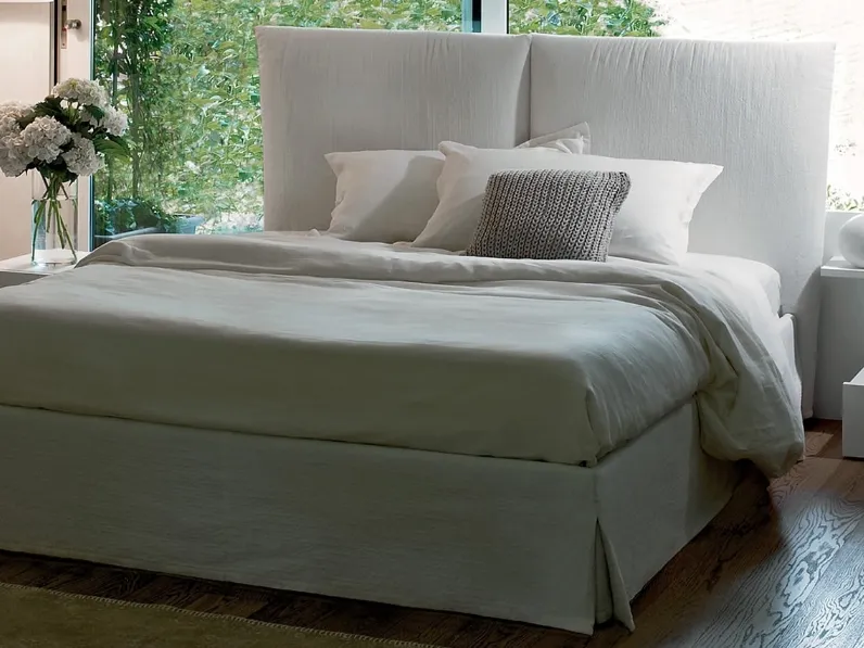 Letto in tessuto con testiera imbottita caratterizzata da due ampi cuscini Cleo di Essedue