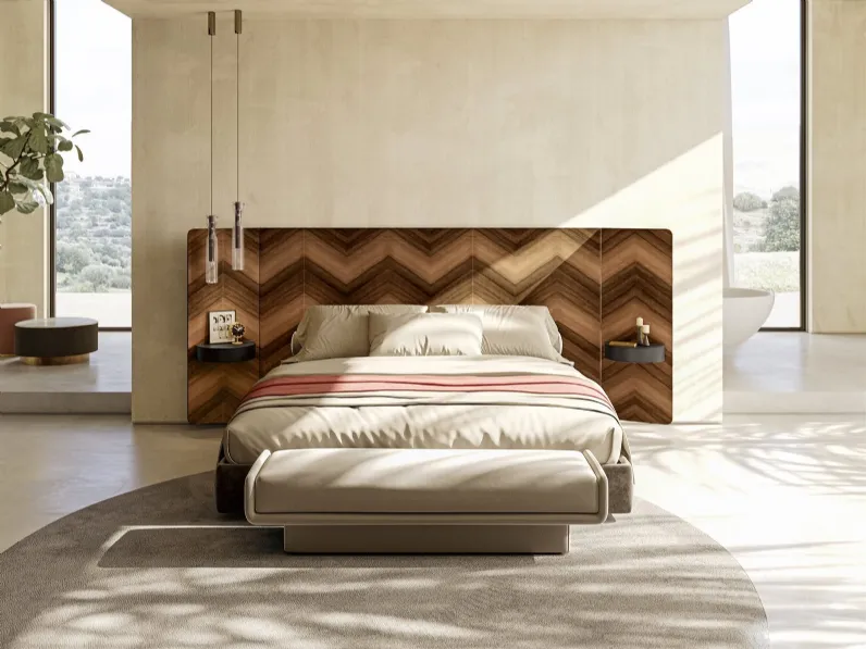Letto con testiera boiserie in legno intarsiato a spina di pesce con pannelli laterali orientabili e giroletto in tessuto imbottito Eve di Gallotti&Radice