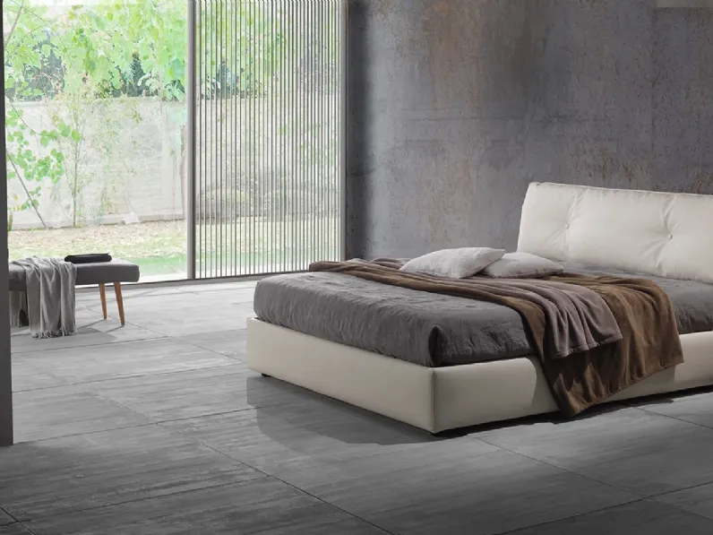 Letto in tessuto con testiera Amabel di Excò