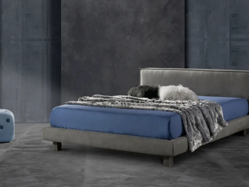 Letto con testiera e giroletto imbottiti dalle linee moderne Sullivan di ExcòLetto con testiera e giroletto imbottiti dalle linee moderne Sullivan di Excò
