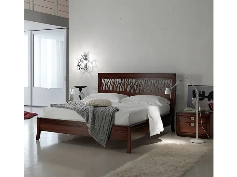 Letto Fairy Tale in legno con testiera intagliata di Fasolin