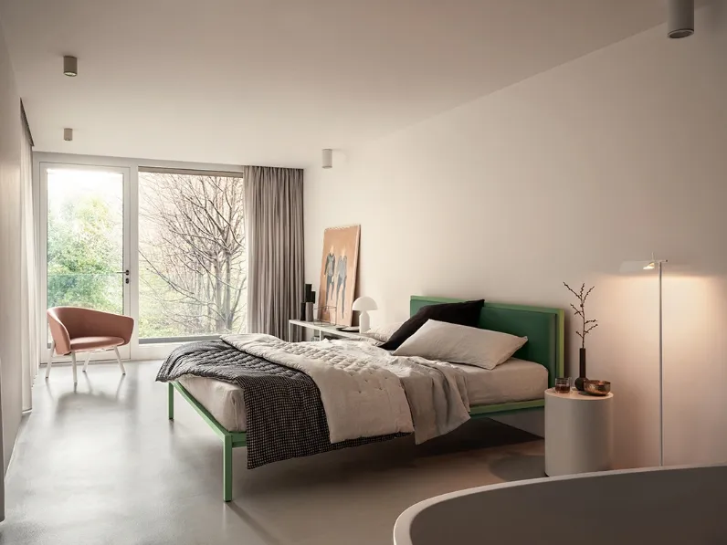 Letto matrimoniale Frame Sage Green in metallo con testiera imbottita di Fantin