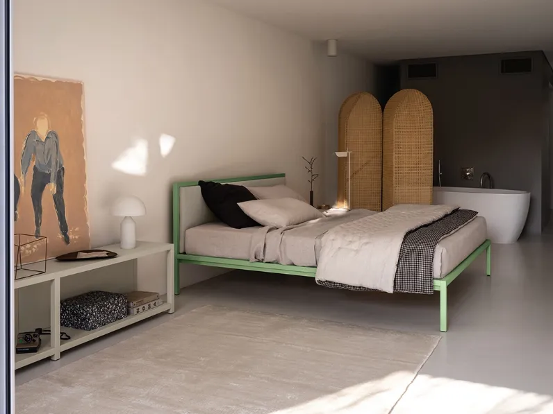 Letto matrimoniale Frame Sage Green in metallo con testiera imbottita di Fantin