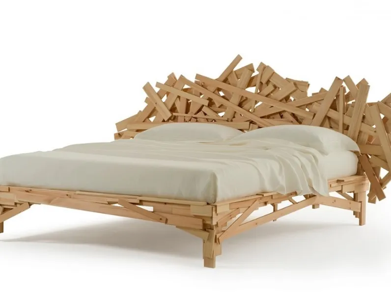 Letto di design con testiera realizzato con listelli di legno di varie dimensioni Favela Bed di Edra