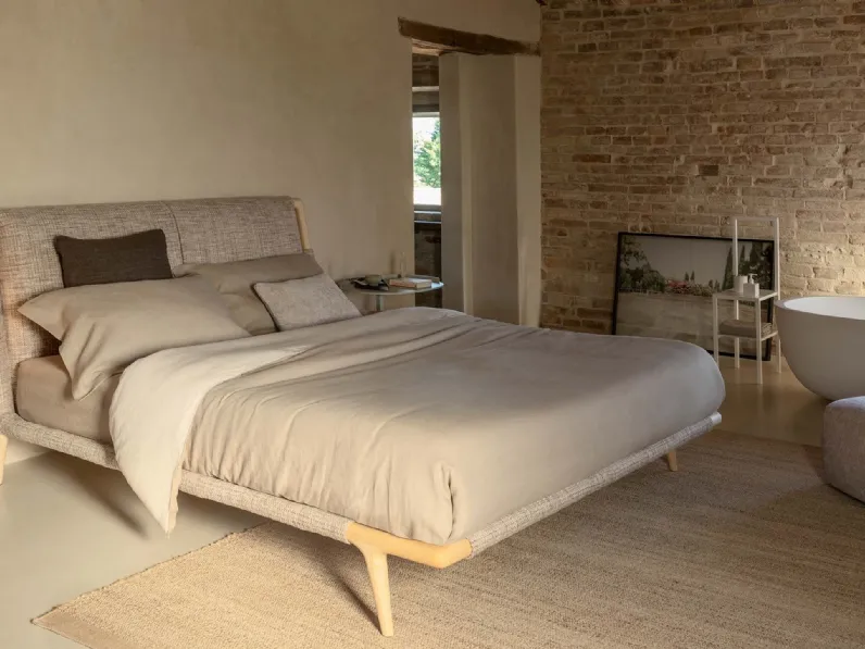 Letto in tessuto con struttura in legno Gaudì di Flou