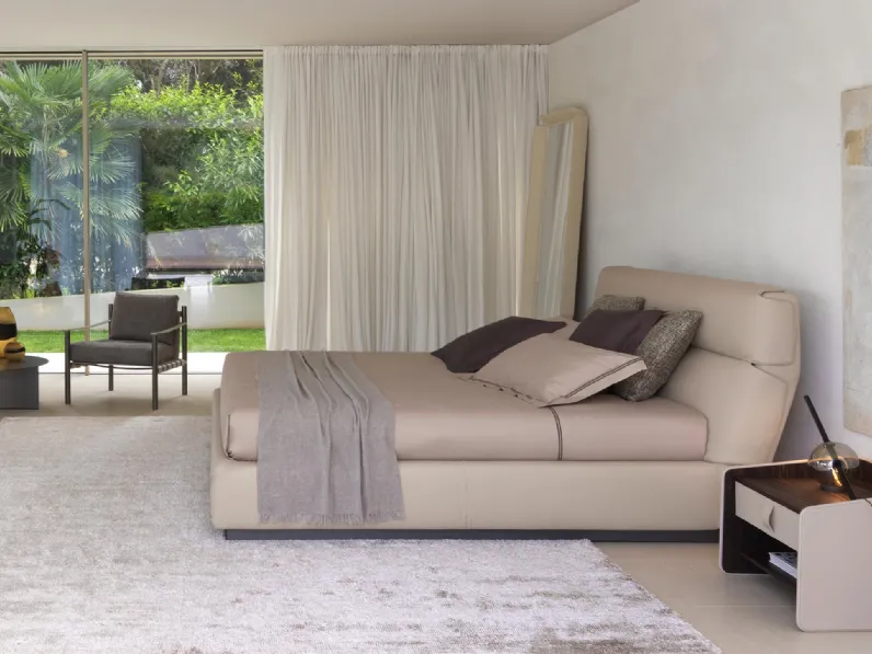 Letto in pelle Gentleman con testata alta di Flou