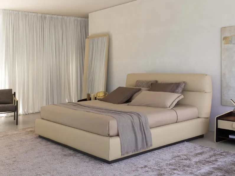 Letto in pelle Gentleman con testata alta di Flou