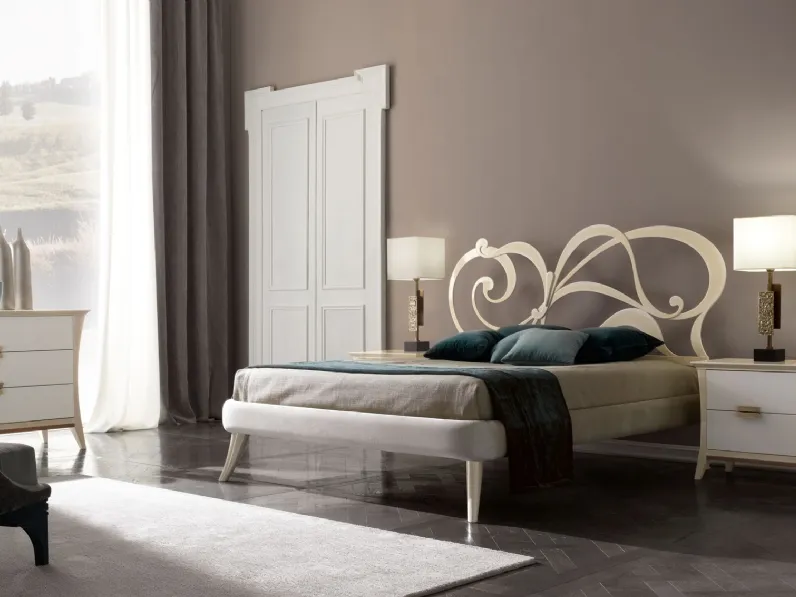 Letto con testiera in ferro, giroletto imbottito in tessuto e piedini in legno massello di faggio Fred di Cortezari