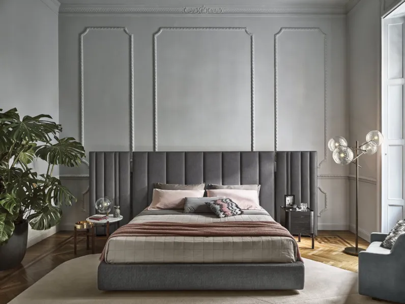 Letto in tessuto con grande testiera autoportante imbottita con pannelli laterali orientabili Yuki di Gallotti&Radice