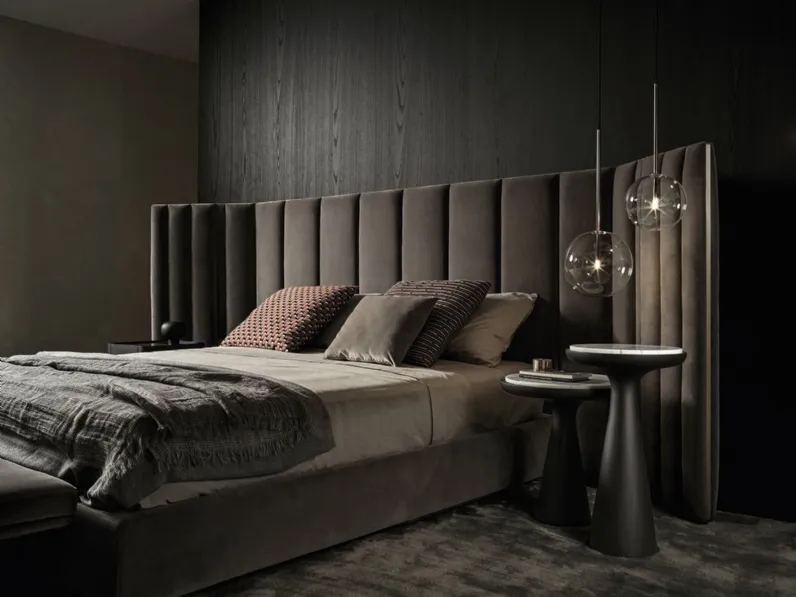 Letto in tessuto con grande testiera autoportante imbottita con pannelli laterali orientabili Yuki di Gallotti&Radice