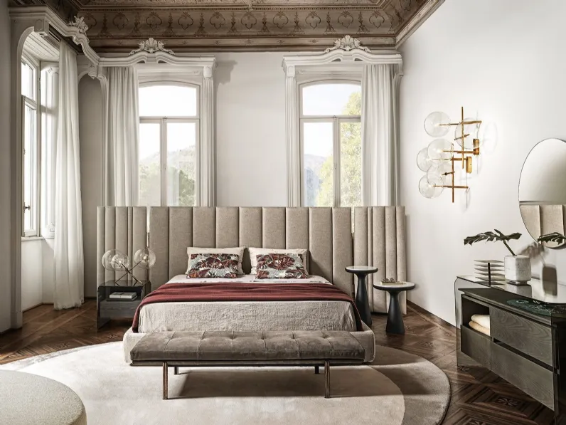 Letto in tessuto con grande testiera autoportante imbottita con pannelli laterali orientabili Yuki di Gallotti&Radice