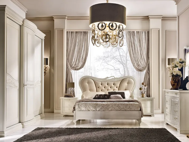 Letto con testiera imbottita e giroletto in legno Memorie Gemma di Ferretti e Ferretti