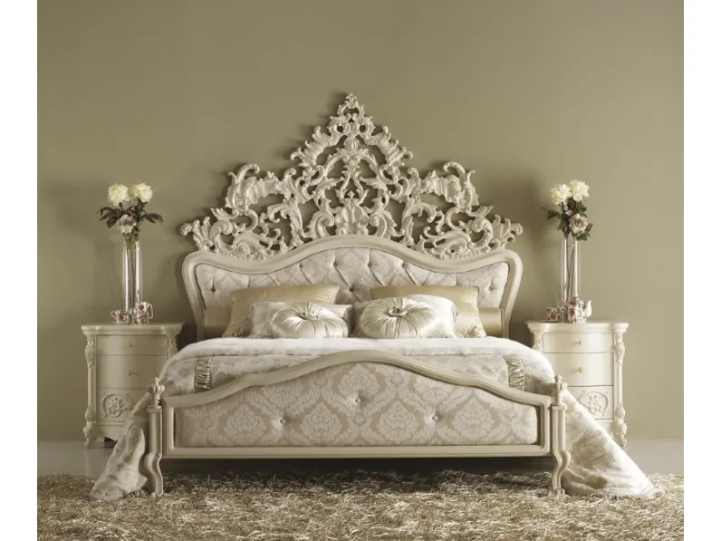 Letto classico Imperiale con testiera intarsiata di Ghezzani
