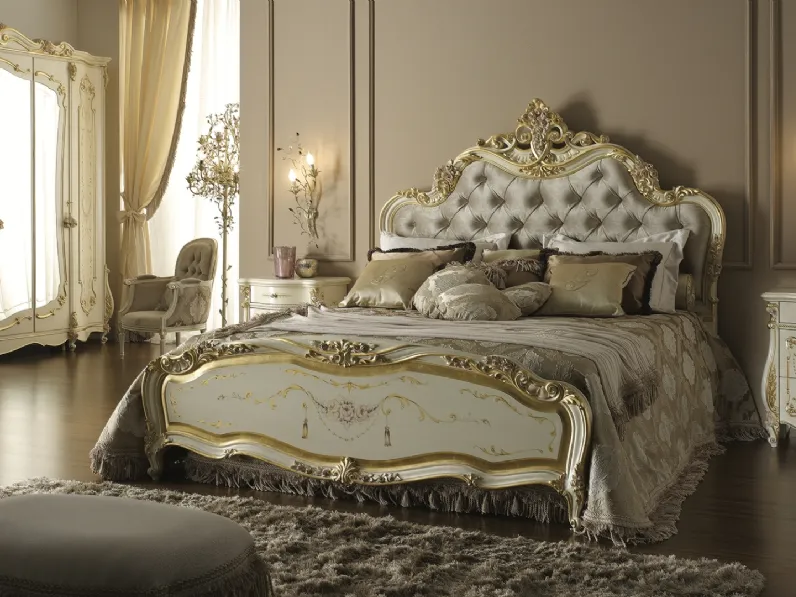Letto classico in legno con testiera in tessuto trapuntato Monnalisa di Ghezzani