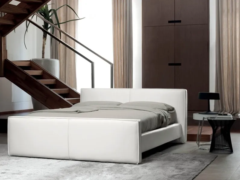 Letto matrimoniale in ecopelle con testiera Gordon di Rigosalotti