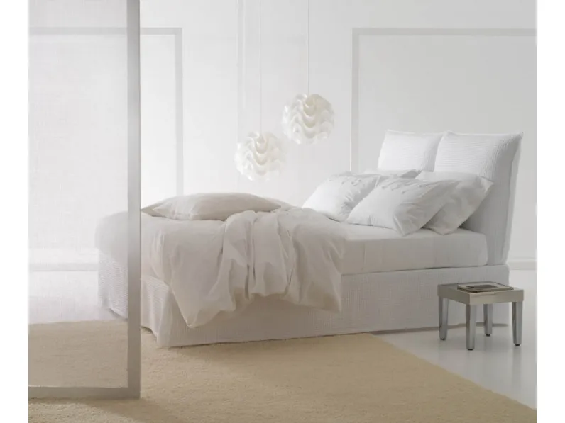 Letto matrimoniale in tessuto con testiera costituita da 2 grandi cuscini imbottiti Milos di Horm