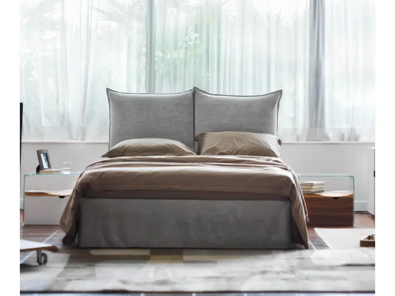 Letto matrimoniale in tessuto con testiera costituita da 2 grandi cuscini imbottiti Milos di Horm