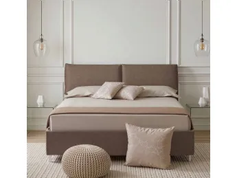 Il letto imbottito Iride di Rinaldi Group offre un design elegante e un comfort superiore.