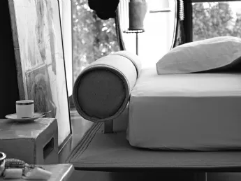 Il letto Klin di Tumidei è un capolavoro di design minimalista e comfort.