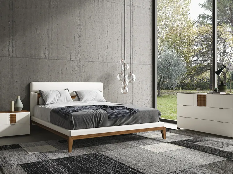 Letto con testiera imbottita in ecopelle con basamento e piedi in Noce Canaletto Sensazioni Levante di Ferretti e Ferretti