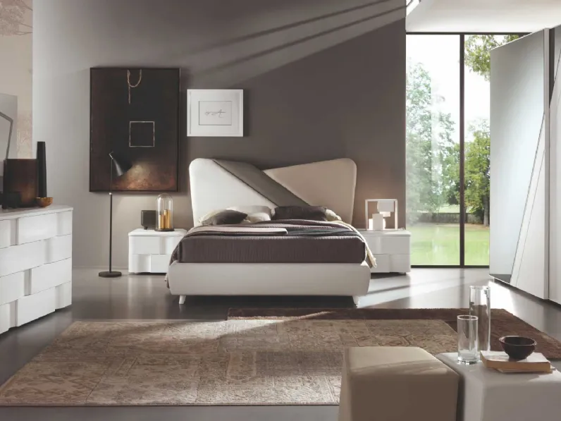 Letto in ecopelle con testiera in bianco, grigio e tortora Levante Liscio di Euro Design