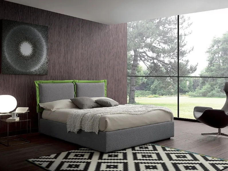 Letto in tessuto con testiera arricchita da un ampio volant in ecopelle Lodge di Crippa Salotti