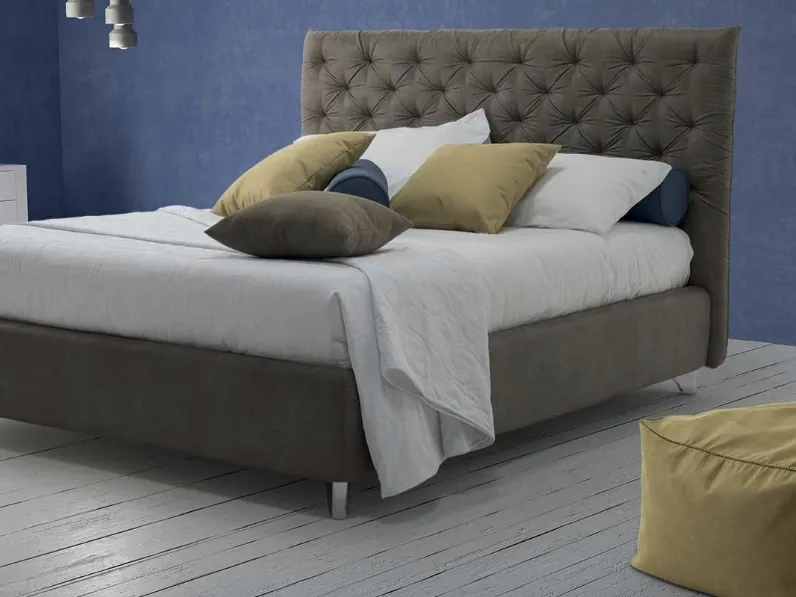 Letto Lyra in tessuto imbottito con testiera trapuntata di Rimar