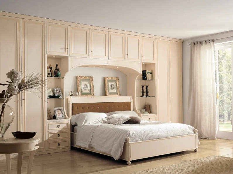 Letto finitura patinato Magnolia con testiera con pannello in tessuto trapuntato M226 di Ferretti e Ferretti