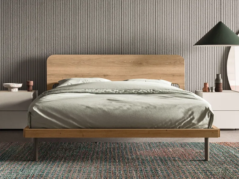 Letto con testiera e giroletto in essenza legno mild e piedini in metallo Arcos di Mab